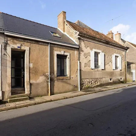 Holiday home Maison Accueillante A Avec Terrasse Noyen-sur-Sarthe